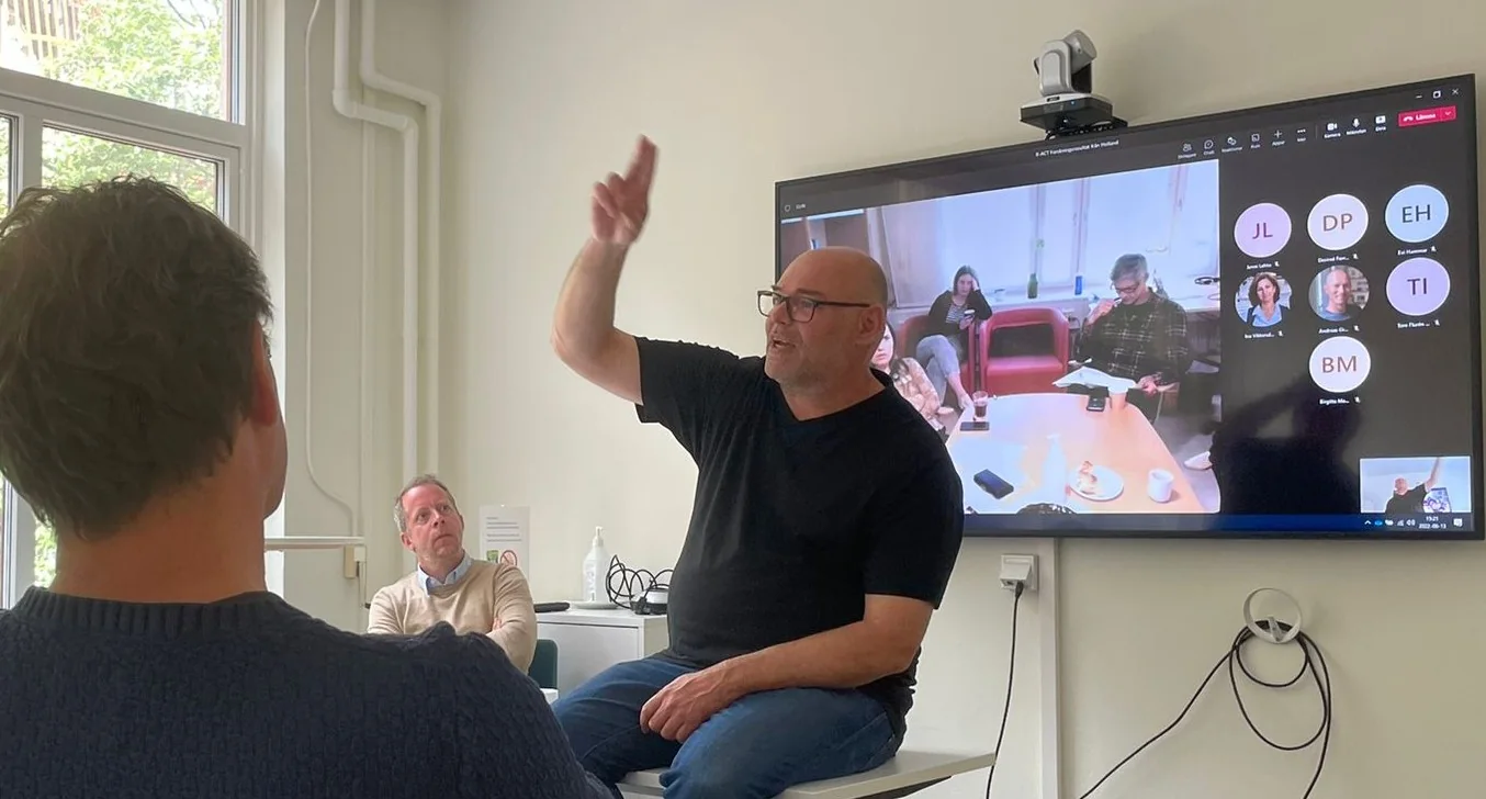 Ivo van der Wal sharing the I·V·O Lens during a hybrid workshop and presentation